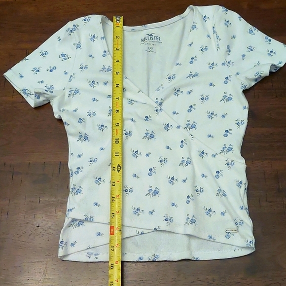 Hollister Floral Baby Tee - Picture 5 of 10